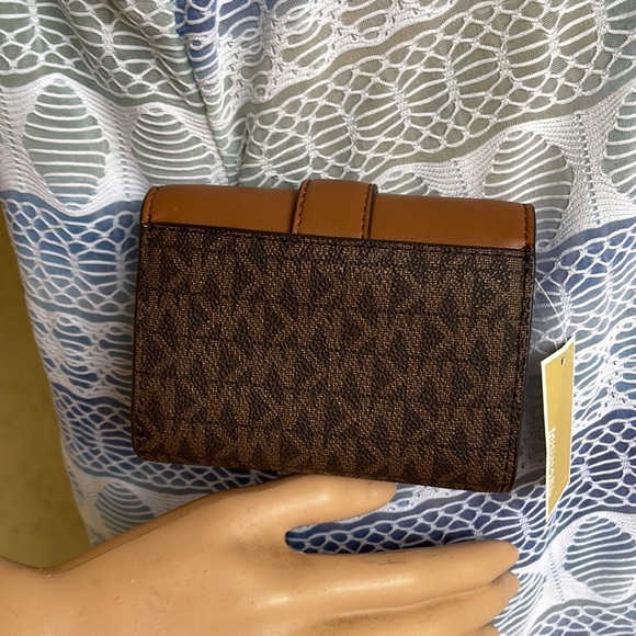 MICHAEL KORS CARMEN MEDIUM LOGO AND FAUX LEATHER WALLET BROWN - Picture 13 of 16